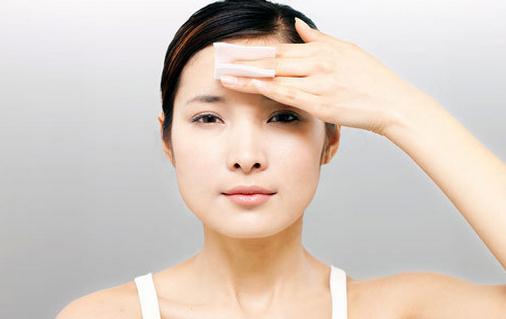 揭秘5大護膚誤區(qū)：護膚品涂越多越好？