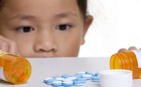 給孩子捏住鼻子灌藥小心窒息！