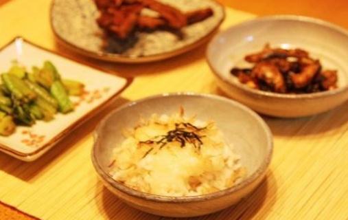 晚飯吃太晚小心發(fā)胖！