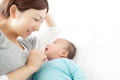 如何訓(xùn)練寶寶抓東西？