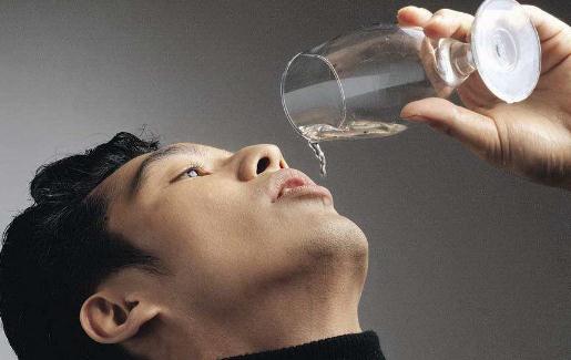男性飲酒過量會(huì)導(dǎo)致陽痿 中醫(yī)教男人養(yǎng)腎秘訣
