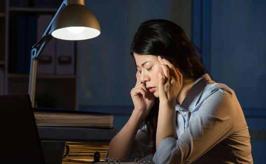 經(jīng)常熬夜小心擾亂你的經(jīng)期！