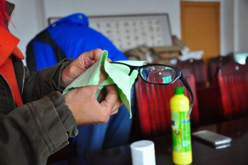 正確清洗眼鏡的方法 學(xué)會(huì)清洗妙招能保護(hù)眼睛