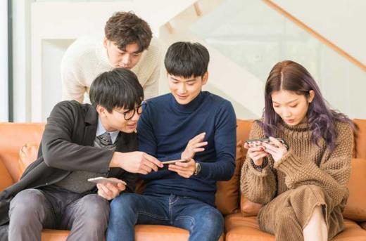 總玩手機脖子痛？手指痛？你可能是得了“手機病”