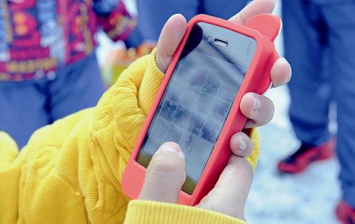 總玩手機脖子痛？手指痛？你可能是得了“手機病”