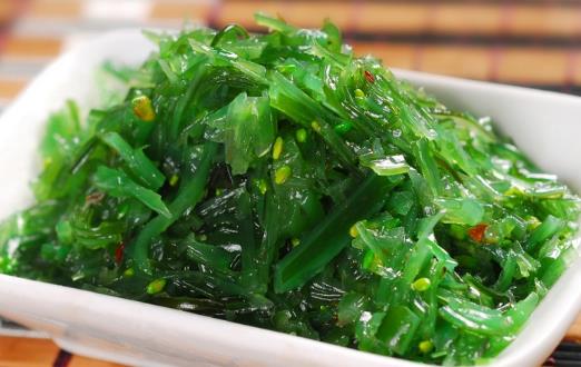 臉上長痘痘 調(diào)理飲食應(yīng)該注意的事項(xiàng)