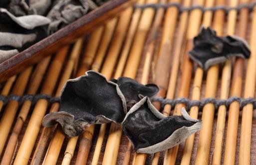 如果你媽也舍不得扔過期食品，那她也許是有科學依據(jù)的
