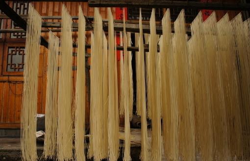 超市買掛面，千萬(wàn)要留神！一定要看清這個(gè)字！別被忽悠啦