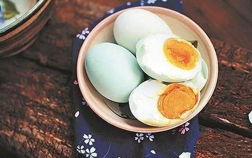 起沙流油的咸鴨蛋怎樣腌？熟食店常用的8種做法，3分鐘就能