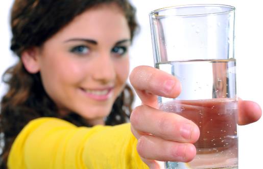 使用飲水機和電熱水壺喝水，哪種比較健康衛(wèi)生