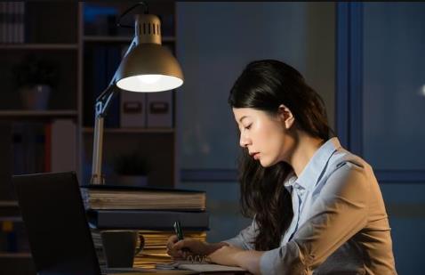 熬夜對(duì)人體到底有哪些危害？ 該如何調(diào)理飲食？