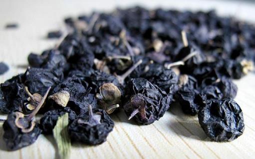 天天用枸杞泡水，應(yīng)該選擇黑枸杞還是紅枸杞？營養(yǎng)師：別