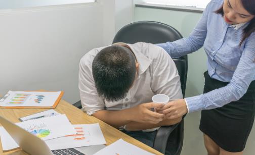 前列腺癌常常有四個(gè)標(biāo)志，腰部出現(xiàn)一個(gè)征兆，提示癌癥已