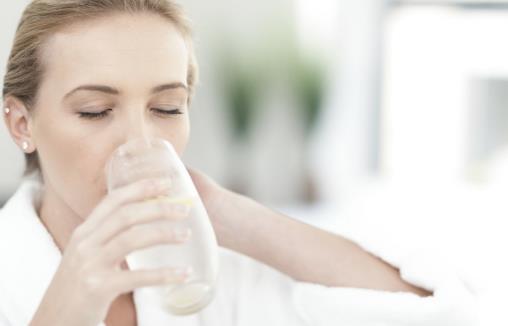 每日喝水超過4升易中毒？醫(yī)生：告訴你如何喝水算健康 