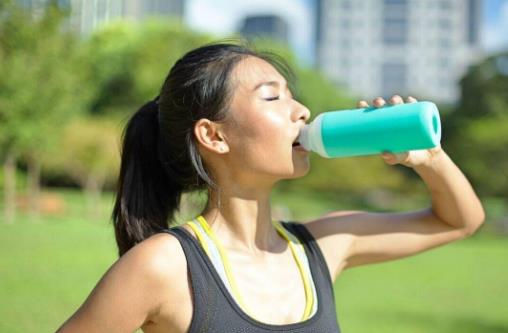 每日喝水超過4升易中毒？醫(yī)生：告訴你如何喝水算健康 