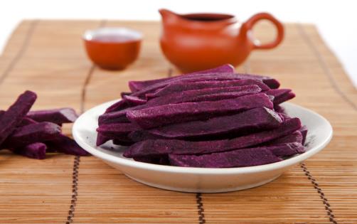 紫薯和胡蘿卜一起蒸著吃，促排便、增強(qiáng)免疫力，尤其適合