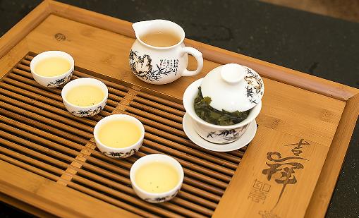 喝茶真的養(yǎng)胃嗎？這些喝茶方式，一個(gè)比一個(gè)傷腎，早點(diǎn)改