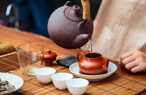 喝茶真的養(yǎng)胃嗎？這些喝茶方式，一個(gè)比一個(gè)傷腎，早點(diǎn)改