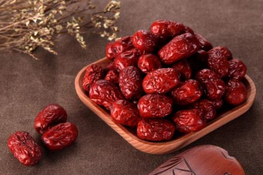紅棗應(yīng)該生吃還是熟吃？營(yíng)養(yǎng)專家提醒：腸胃不好的人，別
