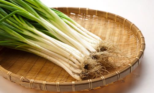 俗話說(shuō)“常吃蔥、人輕松”，夏季吃蔥都有什么好處？一次