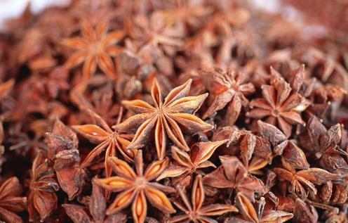 八角和大料是同一種調(diào)味料嗎？營(yíng)養(yǎng)師提醒：有一類人炒菜