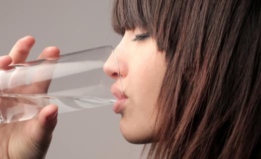 多喝熱水的保健功效 保胃秘訣晨起最好喝溫開(kāi)水