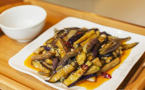 夏季吃茄子，營養(yǎng)價值多，清熱解暑，平穩(wěn)血壓！你吃對了