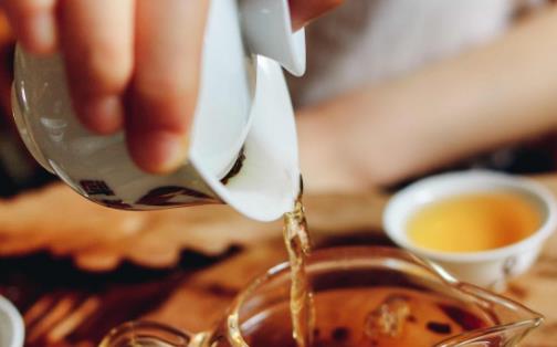 夏日飲茶好處多，醫(yī)生提醒：有兩類女性不宜飲茶，否則會