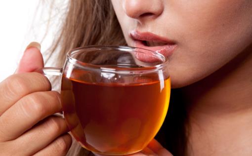 夏日飲茶好處多，醫(yī)生提醒：有兩類女性不宜飲茶，否則會