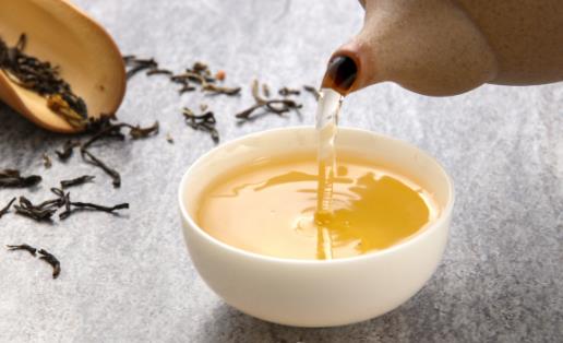 夏日飲茶好處多，醫(yī)生提醒：有兩類女性不宜飲茶，否則會
