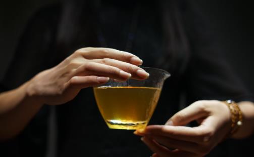 綠茶和紅茶哪個(gè)更有益身體