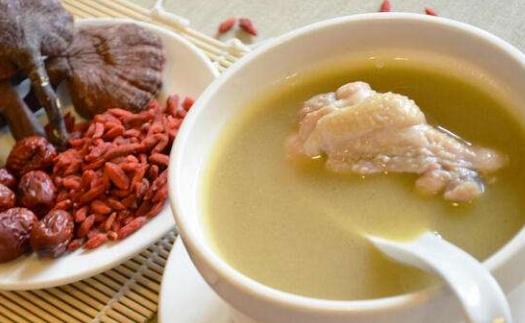 適合減肥飲用的四款營(yíng)養(yǎng)瘦身湯 減肥喝湯注意事項(xiàng)