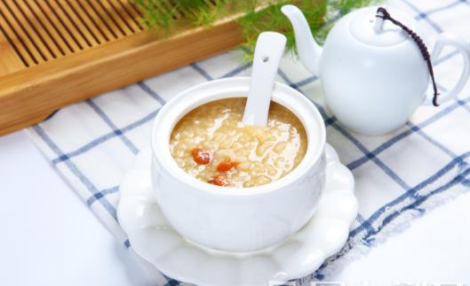 煮養(yǎng)胃粥來(lái)幫助老人養(yǎng)胃 九種老人養(yǎng)胃粥推薦