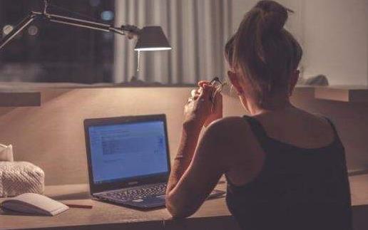 經(jīng)常熬夜對身體的危害 防止熬夜的3種方法