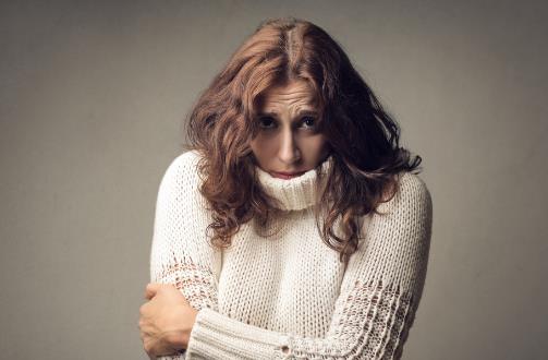 女性冬季手腳冰涼，是氣血不足還是體虛？這是女性對寒冷
