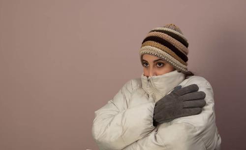 女性冬季手腳冰涼，是氣血不足還是體虛？這是女性對寒冷