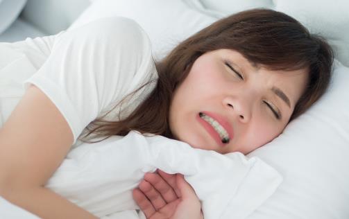 誰(shuí)叫你磨牙不一定是蛔蟲(chóng)惹的禍 大人們也可能磨牙