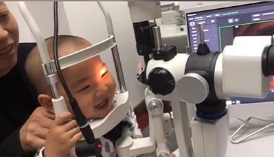 2歲寶寶患先天性白內(nèi)障，愛爾眼科專家助其重獲光明