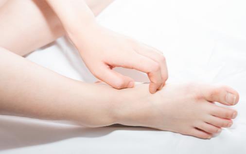 有腳氣的人，經(jīng)常用鹽水泡腳就能消滅真菌嗎？它沒有這個