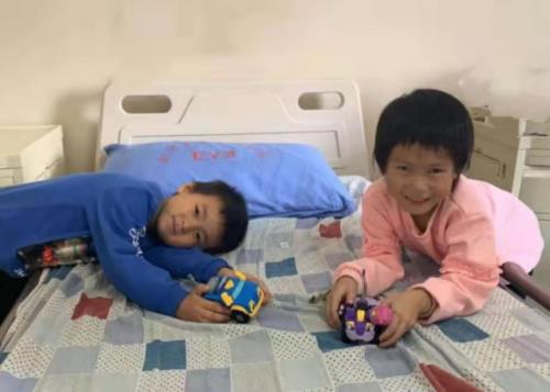 孩子看東西瞇眼、歪頭就是近視？可能是先天性白內障在搞鬼