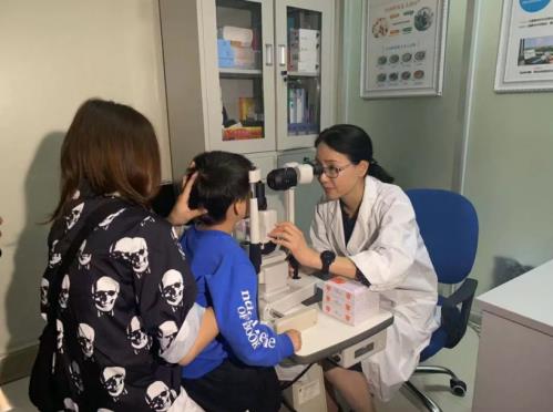 孩子看東西瞇眼、歪頭就是近視？可能是先天性白內障在搞鬼