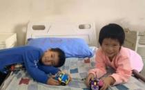 孩子看東西瞇眼、歪頭就是近視？可能是先天性白內(nèi)障在搞鬼