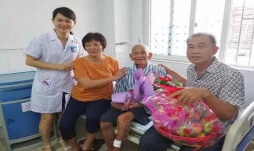 愛爾眼科白內(nèi)障手術(shù)患者年齡相隔一個世紀(jì)