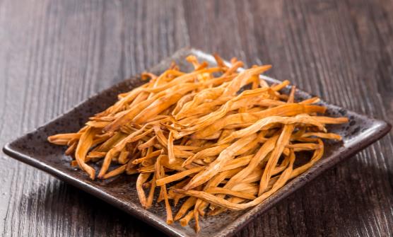 黃花菜被稱為“健腦菜”，好處多，但有禁忌，吃不對或會引起中毒