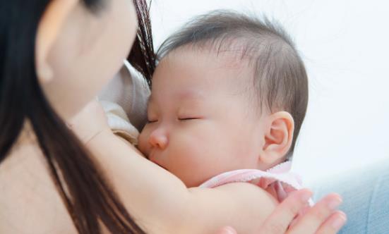 母乳喂養(yǎng)到幾歲才最好？至少喂到1歲以后