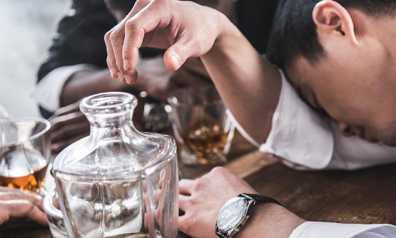 大酒傷肝傷害遠(yuǎn)不止于此 飲酒的注意事項(xiàng)要牢記