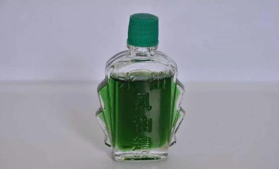 風(fēng)油精和清涼油都是夏季必備的藥品。平時(shí)感冒、頭暈、蚊蟲叮咬都