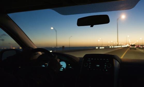夜間安全開車的十三個要點(diǎn) 夜間行車時燈光使用的誤區(qū)