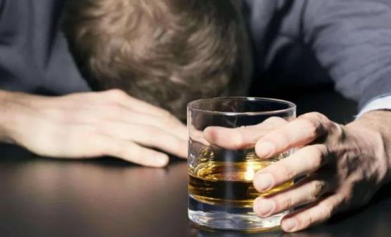 長(zhǎng)期飲酒的危害導(dǎo)致營(yíng)養(yǎng)不良 飲酒需要注意的準(zhǔn)則
