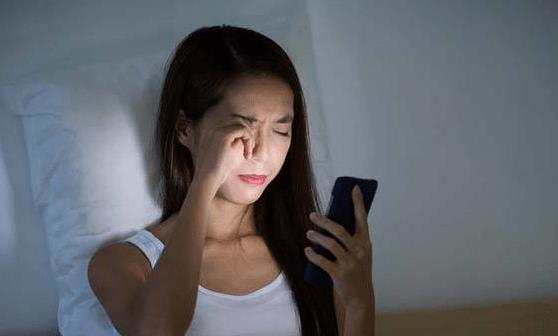 長期睡前熬夜玩手機會帶來的8個后果 改掉壞習慣利于健康